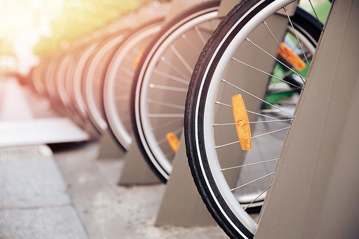 Aparcamiento de bicicletas y patinetes en Alicante