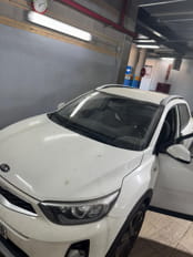 Limpieza manual de la carroceria exterior de un vehículo antes