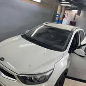 Limpieza manual de la carroceria exterior de un vehículo antes