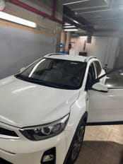 Limpieza manual de la carroceria exterior de un vehículo después