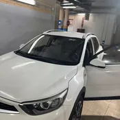 Limpieza manual de la carroceria exterior de un vehículo después