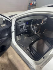 Limpieza manual del interior de un vehículo antes