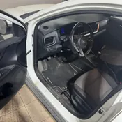 Limpieza manual del interior de un vehículo antes