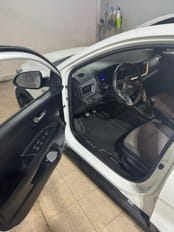 Limpieza manual del interior de un vehículo después