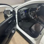 Limpieza manual del interior de un vehículo después
