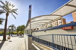 Entrada peatonal del parking Hospital Alicante
